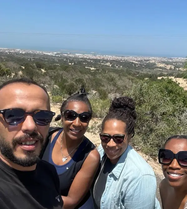 Un chauffeur Chams et trois voyageuses au-dessus d’Essaouira et de l’océan