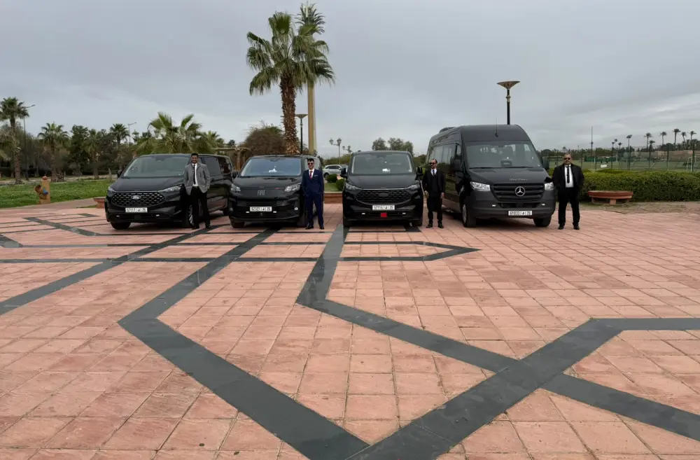 Quatre vans noirs Chams Morocco Driver et leurs chauffeurs en costume à Marrakech