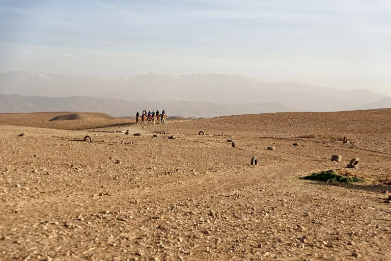 Désert de pierres d’Agafay face aux montagnes de l’Atlas