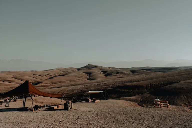 Campement berbère dans le désert d’Agafay
