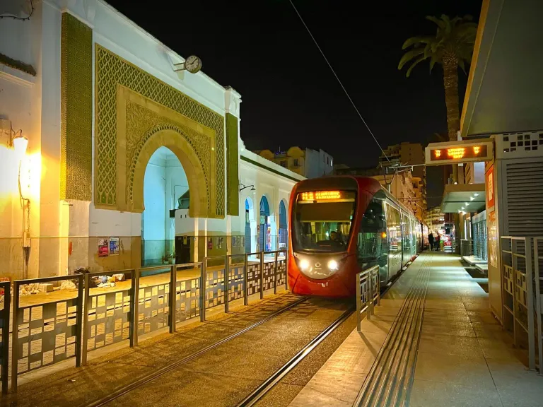 Tramway devant l’ancienne médina de Casablanca