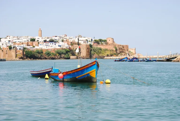 Barques sur le Bouregreg face à la kasbah des Oudayas, Rabat