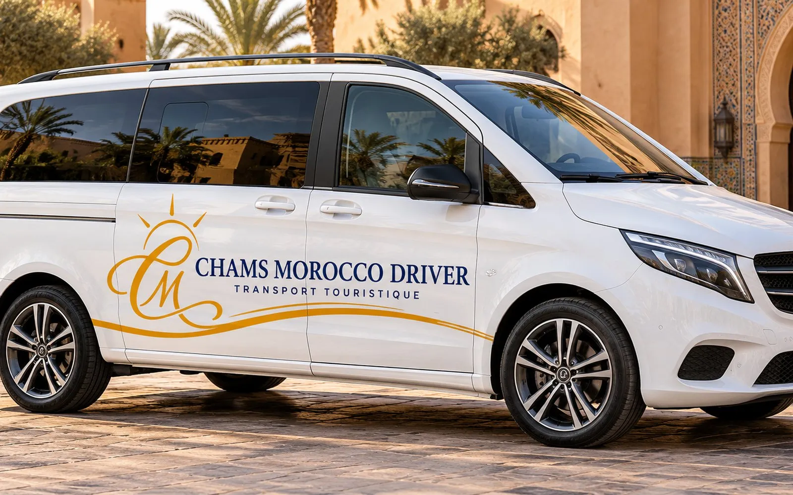 Mercedes Vito Chams Morocco Driver devant un riad de Marrakech